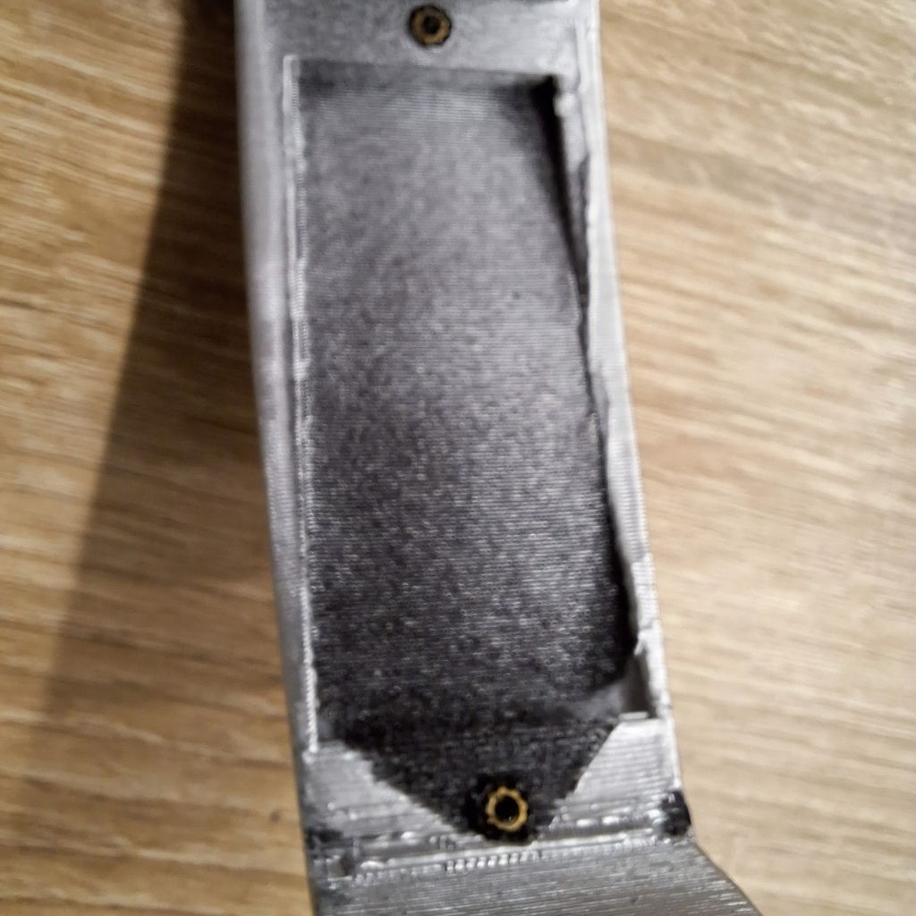 Perfekt eingepresste M3 Gewindebuchsen im Griffbereich des 3D-gedruckten Phasers