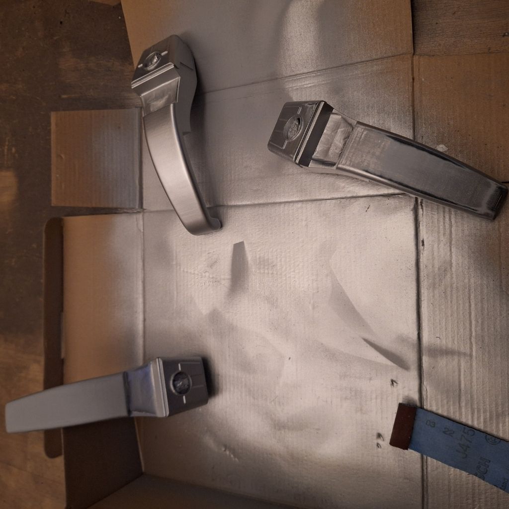 3D gedruckte Gehäuse-Teile des Geisterjagd Phasers während der silbernen Metallic Lackierung