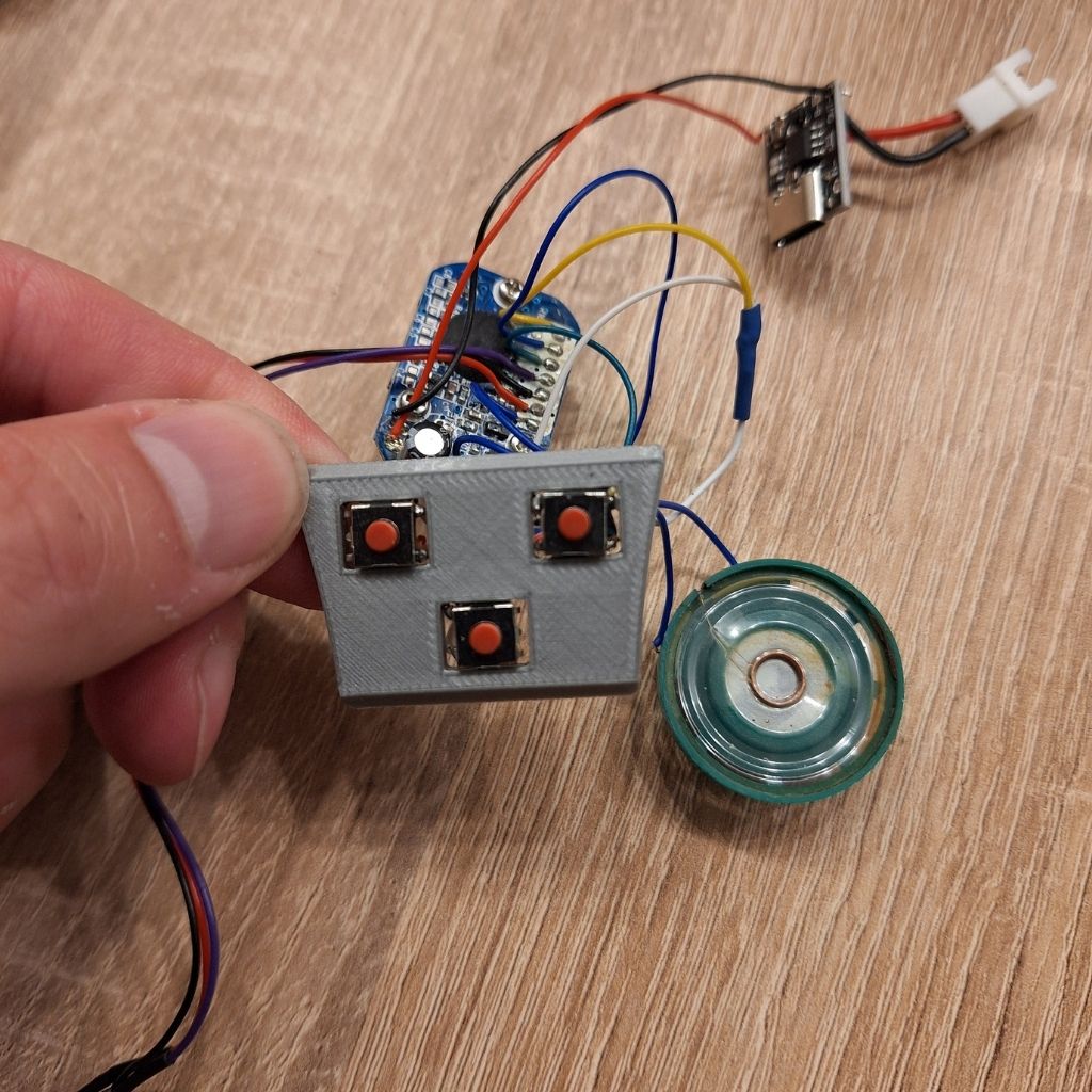 3D gedruckte Tasterplatte mit drei Mikrotastern, Lautsprecher und USB-C Ladeplatine