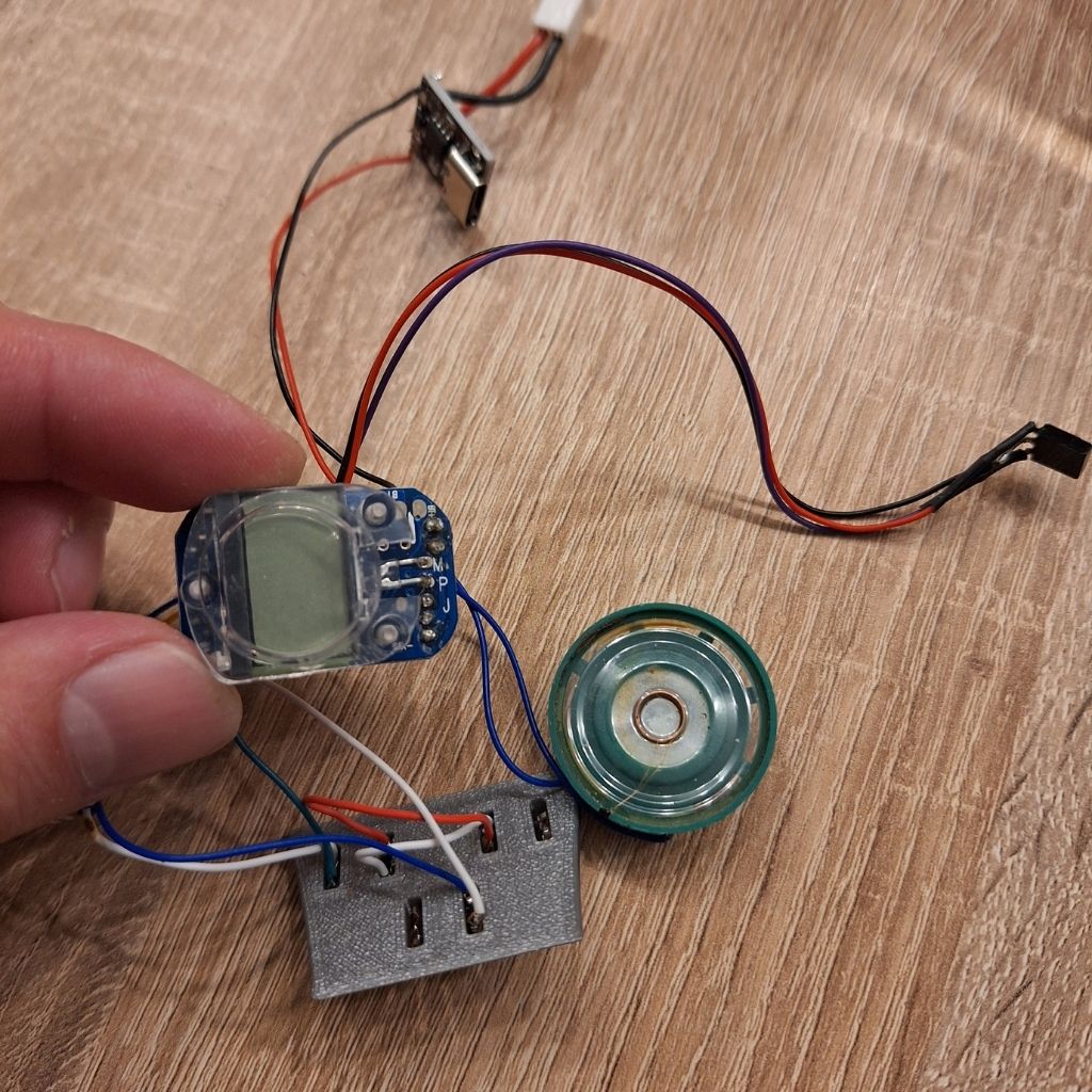 Verlötete Platine des Geisterjagd Phaser Mods von der Rückseite mit sauberer Verkabelung